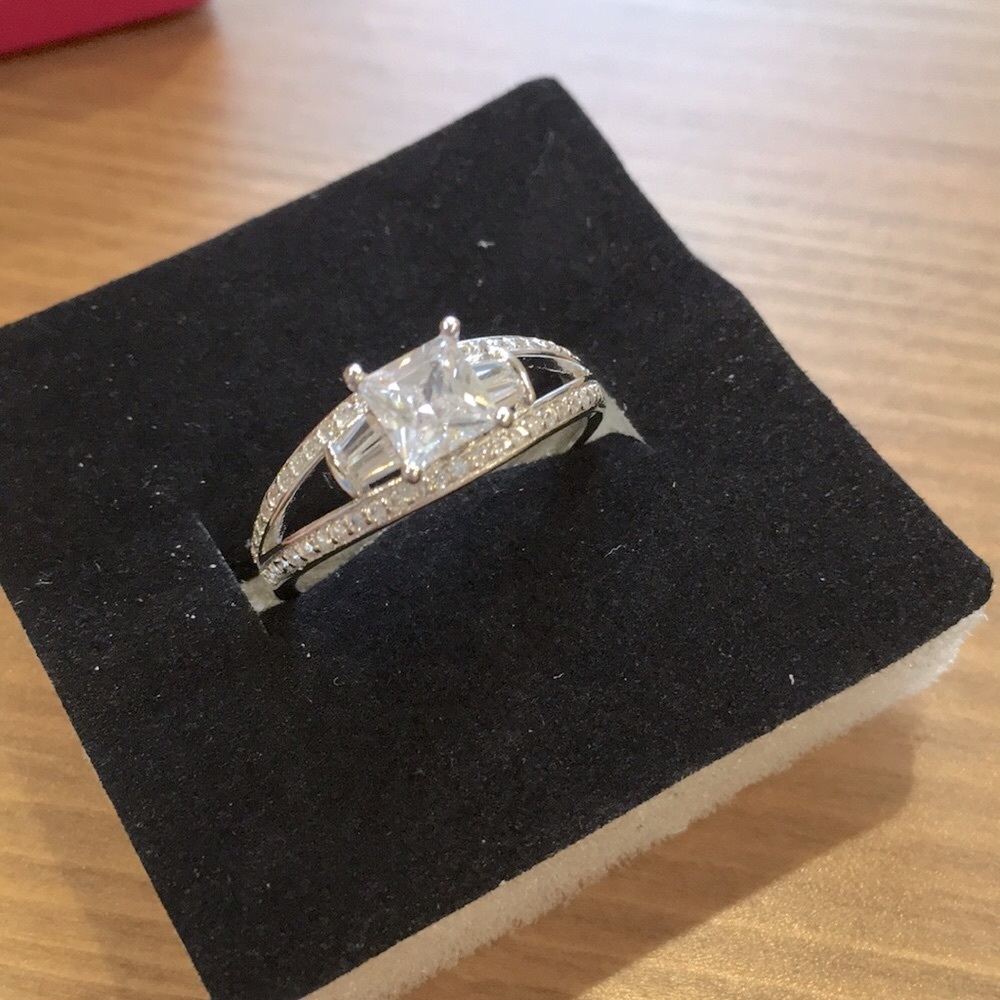 🌸Sterling Silver Ring Sz8 Swarovski Crystals 925